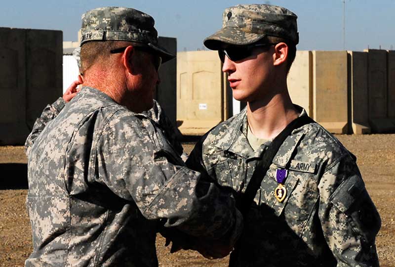 Two Soldiers shake hands