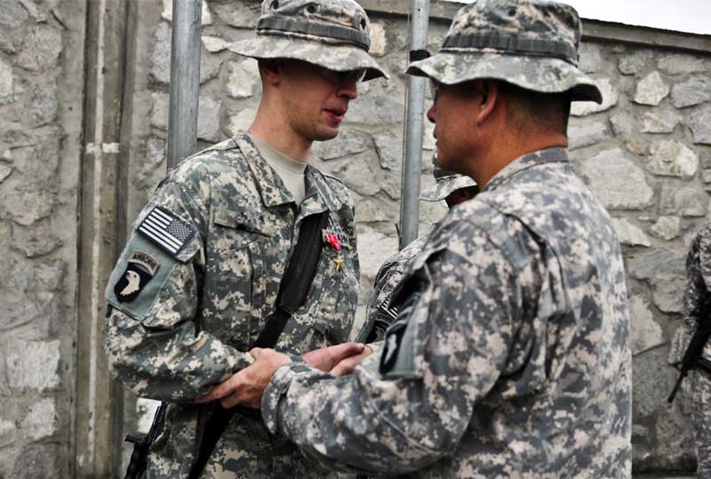 Two Soldiers shake hands